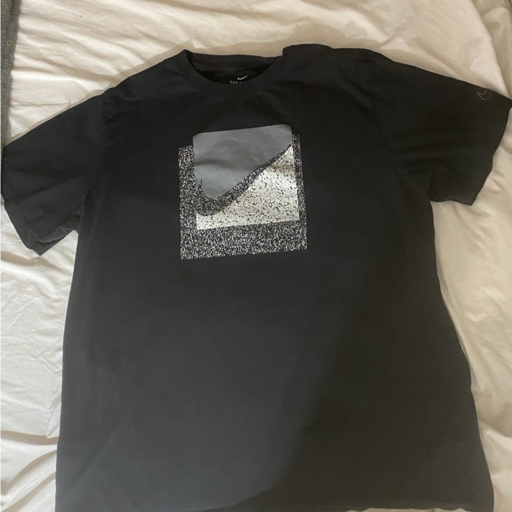 Nike Men's Black and Gray Graphic Tee